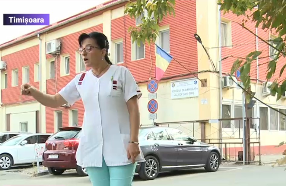 Scandal în fața Serviciului de Ambulanță Timiș, după ce o îngrijitoare a refuzat să se testeze anti-COVID: „Este discriminare, abuz”