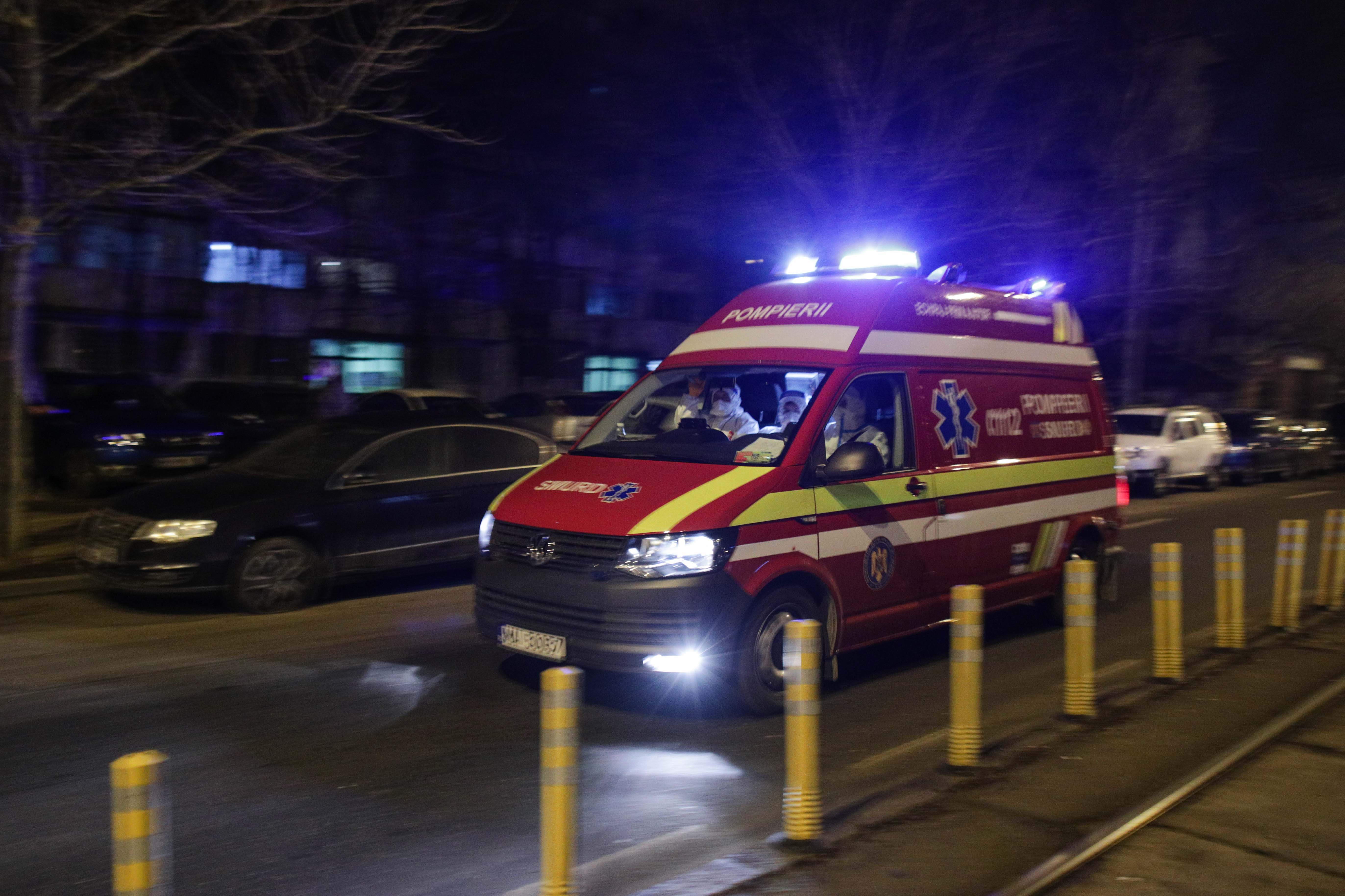 Incident tulburător în Vaslui. Fetiță de 1 an, în comă profundă, după ce a fost găsită cu capul într-o găleată cu apă