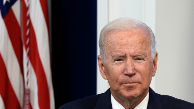 Joe Biden la un forum virtual, cu steagul american în spate