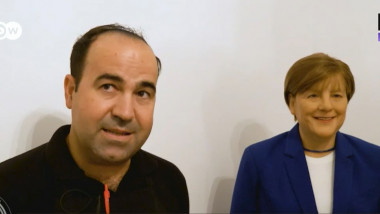 alexis vaiou langa o statuie de ceara a angelei merkel