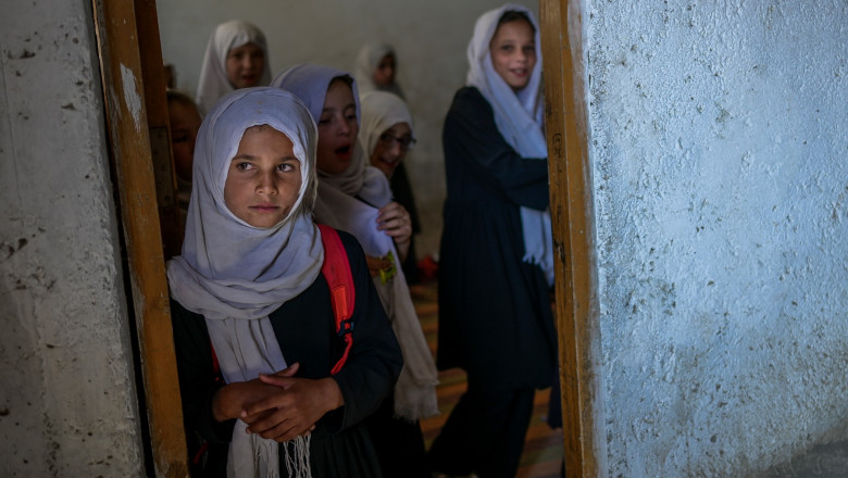 Mai multe fete din Afganistan la școală segregată de gen din Kabul.
