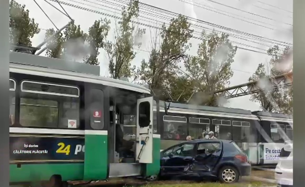 VIDEO. Un șofer de 80 de ani a intrat cu mașina într-un tramvai