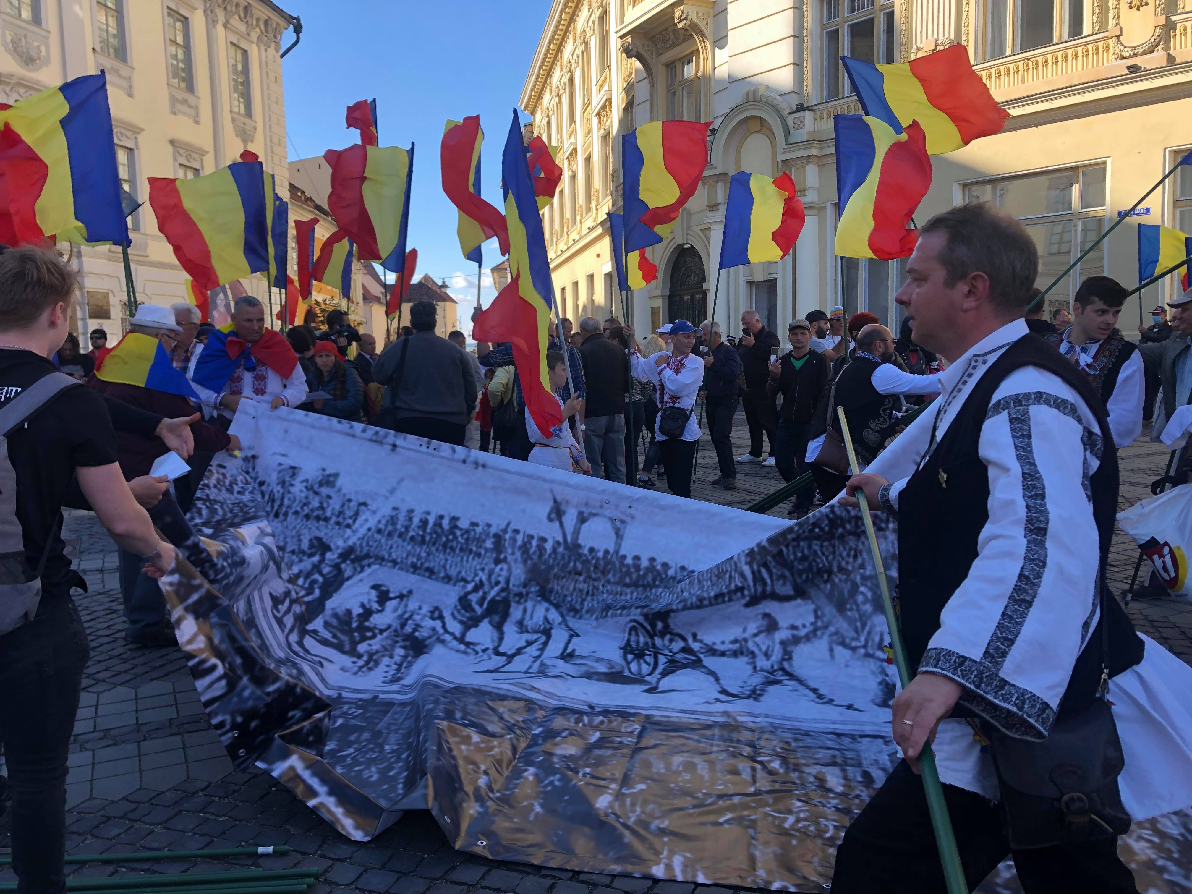 VIDEO. Protest în Sibiu, la statuia lui Brukenthal, cu Veta Biriș și Gheorghe Funar. „Să renunțăm la statuile stăpânitorilor străini”