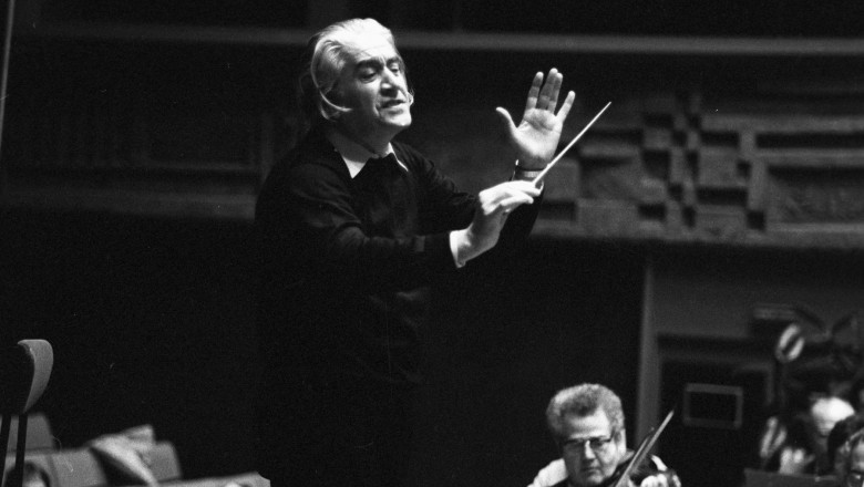 Sergiu Celibidache, dirijând orchestra.
