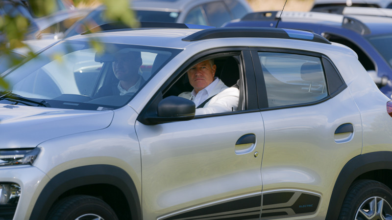 Klaus Iohannis a testat noul model Dacia Duster. Foto: presidency.ro