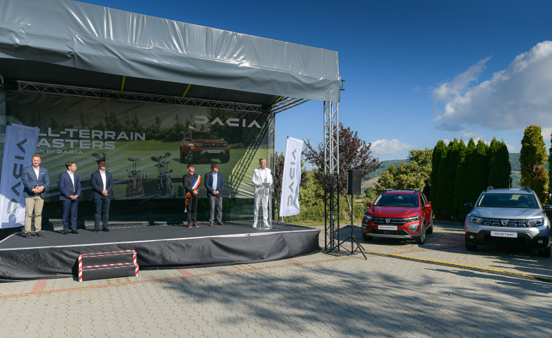 Klaus Iohannis a testat noul model Dacia Duster. Foto: presidency.ro