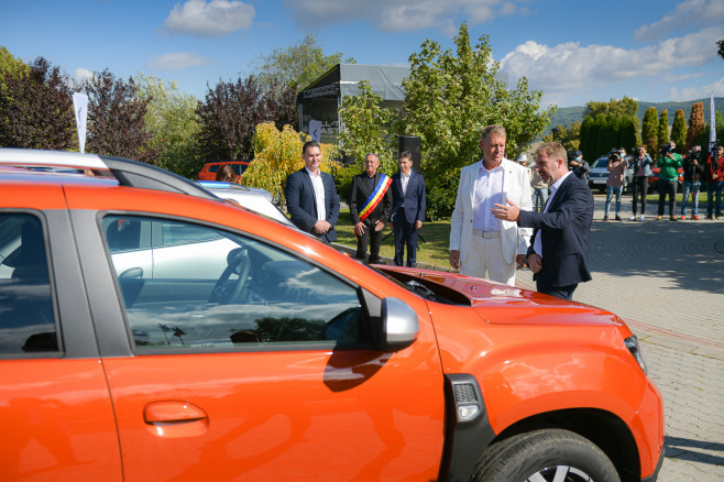 Klaus Iohannis a testat noul model Dacia Duster. Foto: presidency.ro