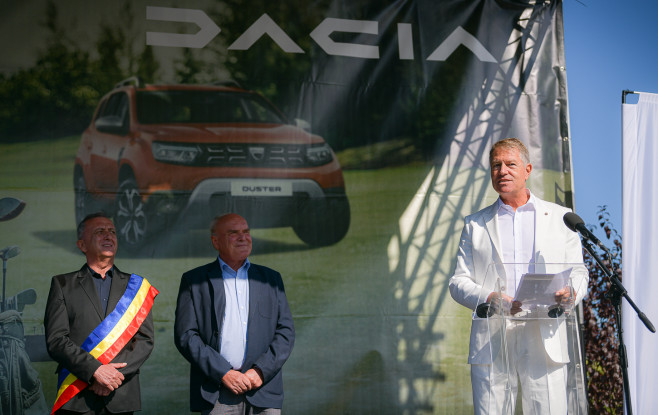 Klaus Iohannis a testat noul model Dacia Duster. Foto: presidency.ro