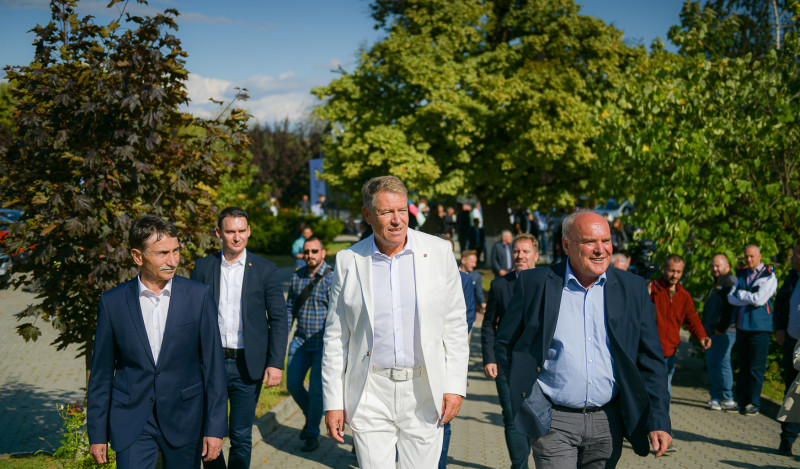 Klaus Iohannis a testat noul model Dacia Duster. Foto: presidency.ro