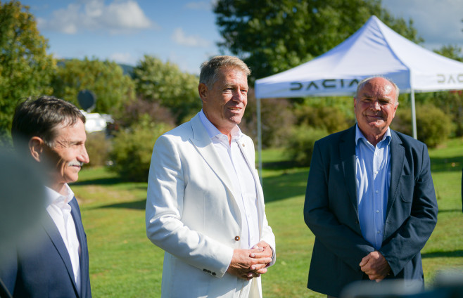 Klaus Iohannis a testat noul model Dacia Duster. Foto: presidency.ro