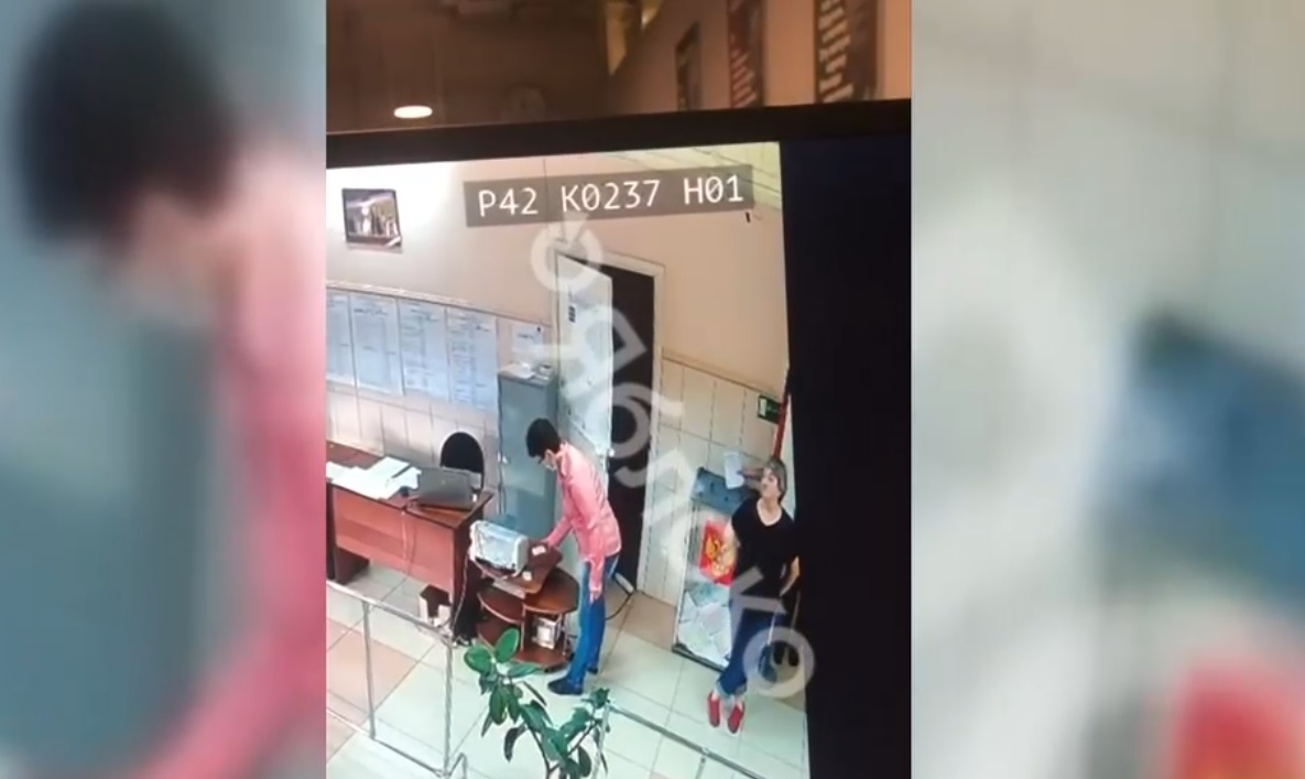 Un bărbat din Rusia a fost filmat cum introduce mai multe buletine de vot în urnă. Opozanții lui Putin acuză fraude masive