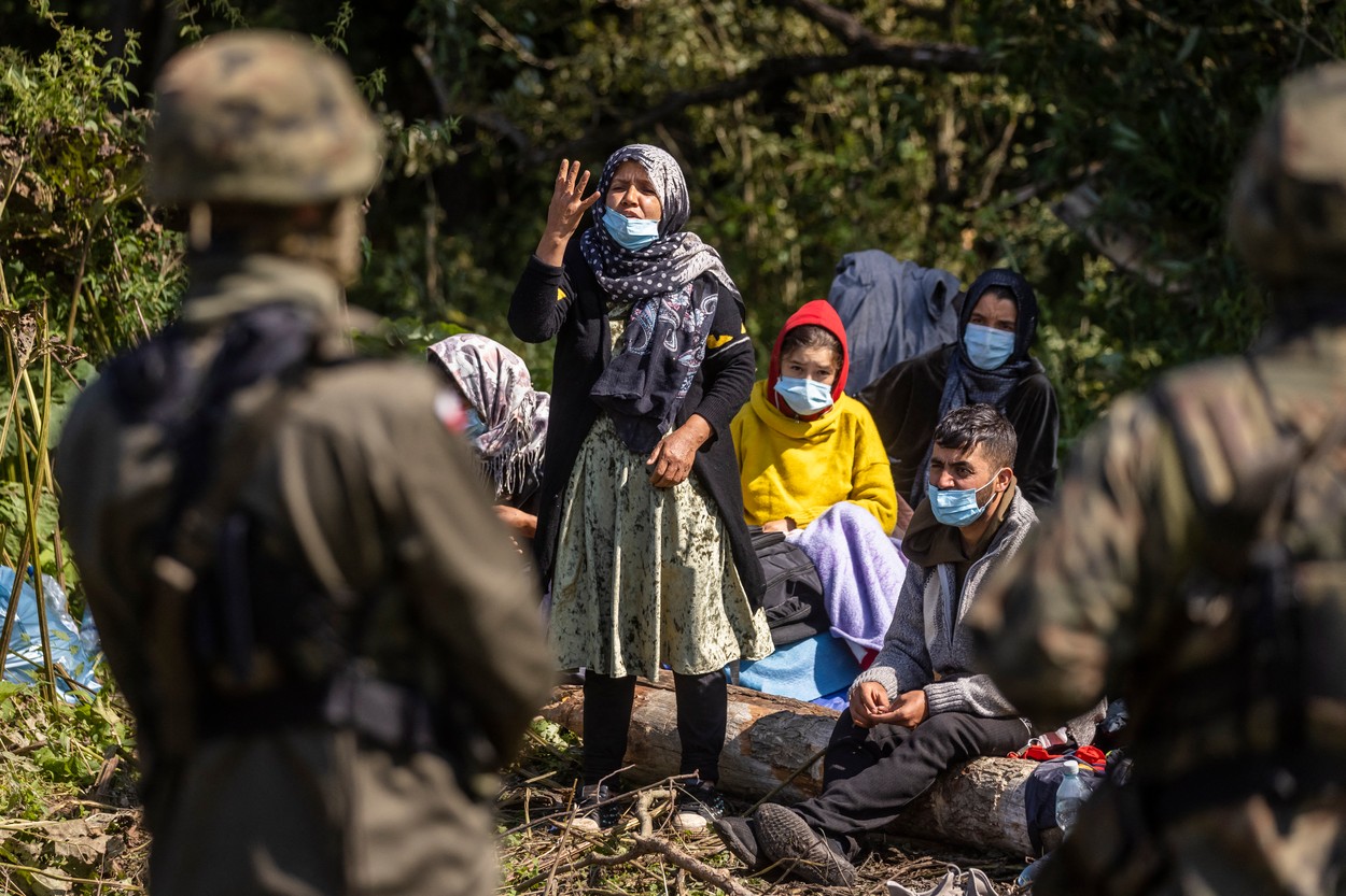 Migrantă găsită moartă la frontiera dintre Polonia şi Belarus. Trupul femeii ar fi fost târât dinspre partea poloneză a graniței