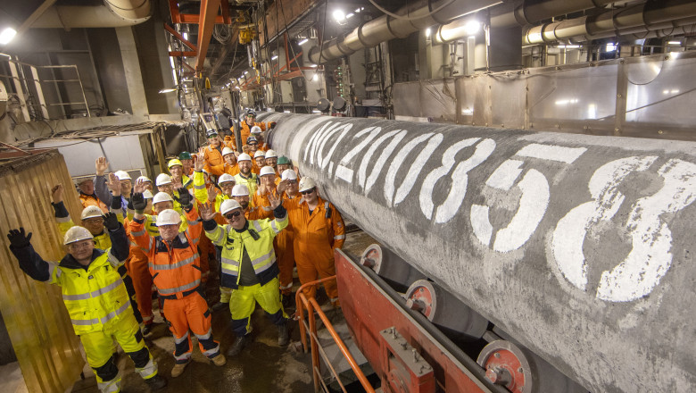 Muncitorii contractați de Gazprom se bucură după finalizarea procesului de sudare a ultimei conducte de pe a doua linie a gazoductului Nord Stream 2.