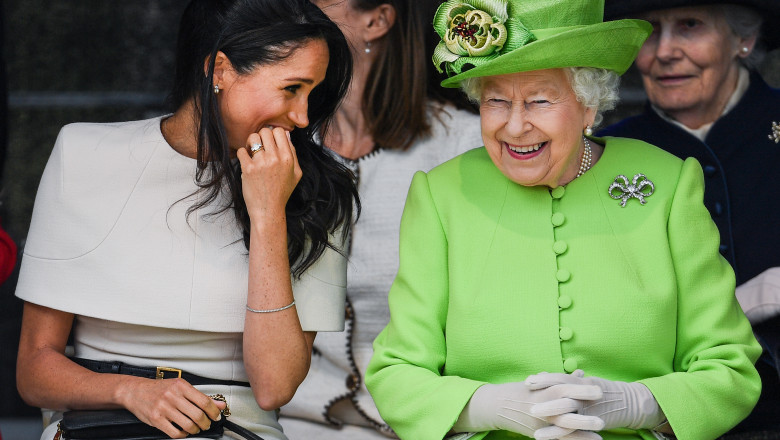 Meghan Markle și Regina Elisabeta a II-a râd la un eveniment public din 2018