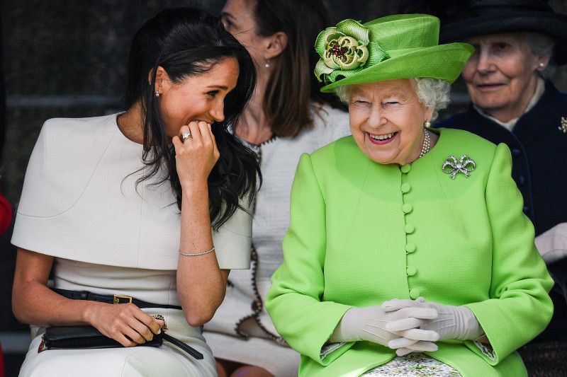 Meghan Markle și Regina Elisabeta a II-a râd la un eveniment public din 2018