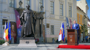 Klaus Iohannis tine o cuvantare la dezvelirea statuii baronului Samuel von Brukenthal