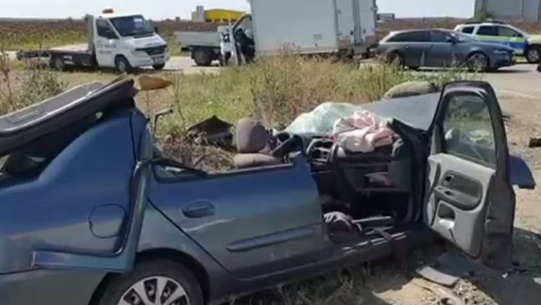 Mașină distrusă în accident.