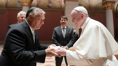 Pope Francis exchanges gifts with Hungarian Prime Minister Viktor Orban in Budapest's grand Fine Arts Museum on September 12, 2021