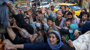 oameni asteptand ajutor umanitar in afganistan