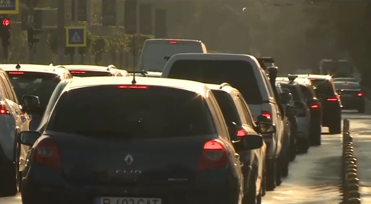 Bătaie în trafic în București. „Biciclistul s-ar fi urcat pe capota mașinii, agățându-se și fiind transportat pe o distanță mare”