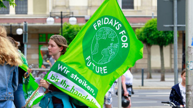 Un membru al grupului de mediu Friday For Future, participând la un protest climatic împotriva exploatării resurselor naturale în orașul german Görlitz.