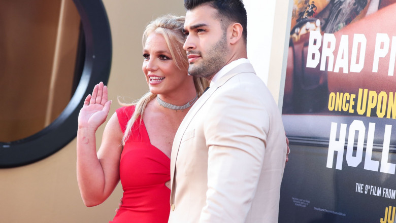 Cântăreaţa Britney Spears şi-a anunţat duminică logodna cu iubitul ei, Sam Asghari