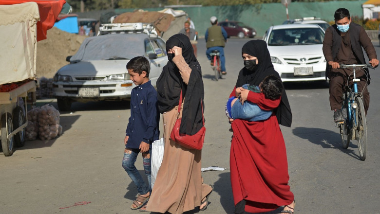 oameni pe strada in kabul
