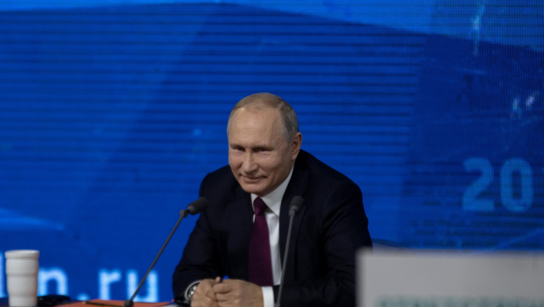 Vladimir Putin zâmbește