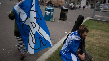 Susținători ai Independenței Scoției la un miting din 2014, înainte de referendum cu steaguri ale țării pe care scrie "Yes"