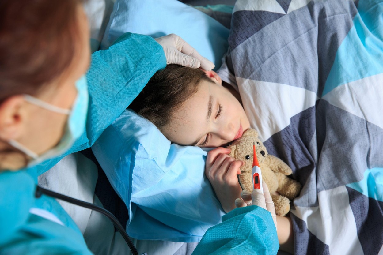 Părinții vaccinați care au copii mai mari de 7 ani, infectați cu Covid, nu pot primi concediu plătit. Legea nu prevede această situație