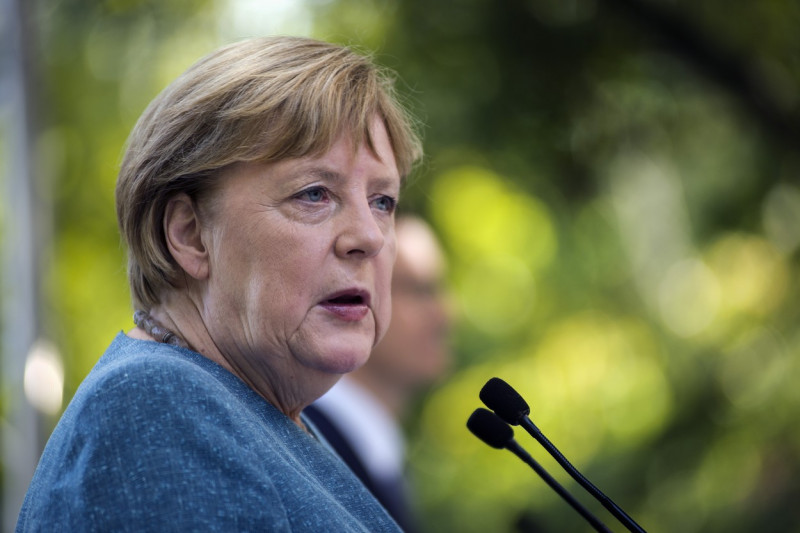 Angela Merkel la microfon în timpul vizitei din Polonia