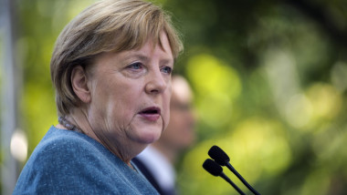 Angela Merkel la microfon în timpul vizitei din Polonia
