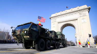 Rachete americane Patriot trec pe sub arcul de triumf la parada militară de 1 Decembrie.
