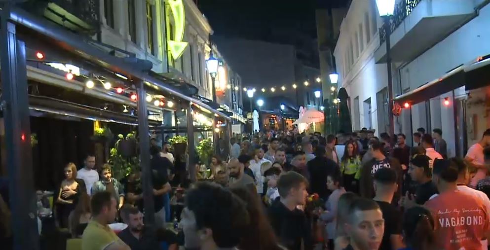 Capitala se află în scenariul roșu, dar fără restricții. Terasele sunt pline: "Nu mi se pare că a crescut incidența"