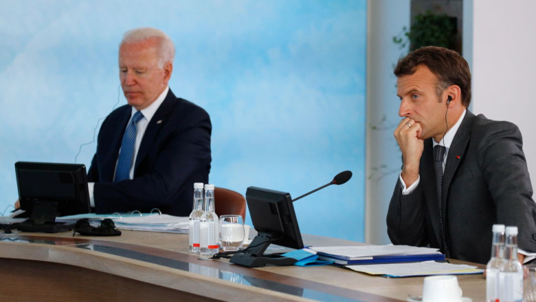 Președintele SUA, Joe Biden (stânga) și președintele Franței, Emmanuel Macron (dreapta) la summitul G7