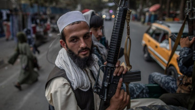 taliban cu arma în mână