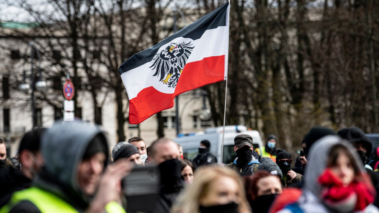 grup de protestatari cu un steag al imperiului german