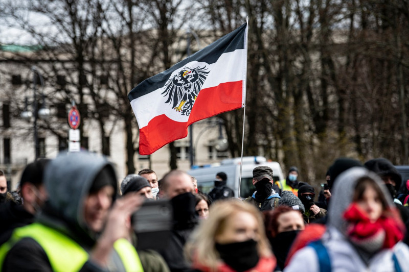 grup de protestatari cu un steag al imperiului german
