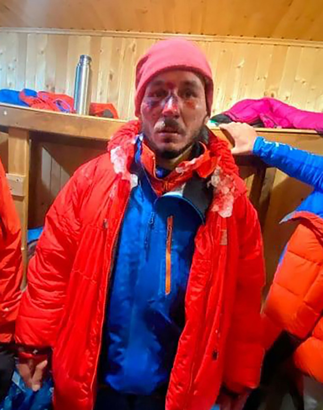 alpiniști surprinsi de furtuna de zapada in rusia