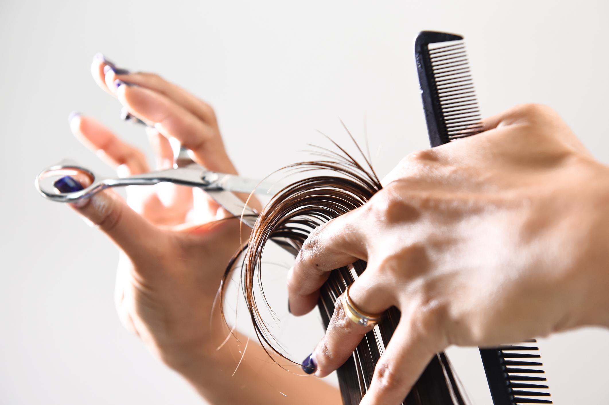 Daune de aproape 300.000 de dolari după ce o femeie a fost tunsă prea scurt la un salon, în India