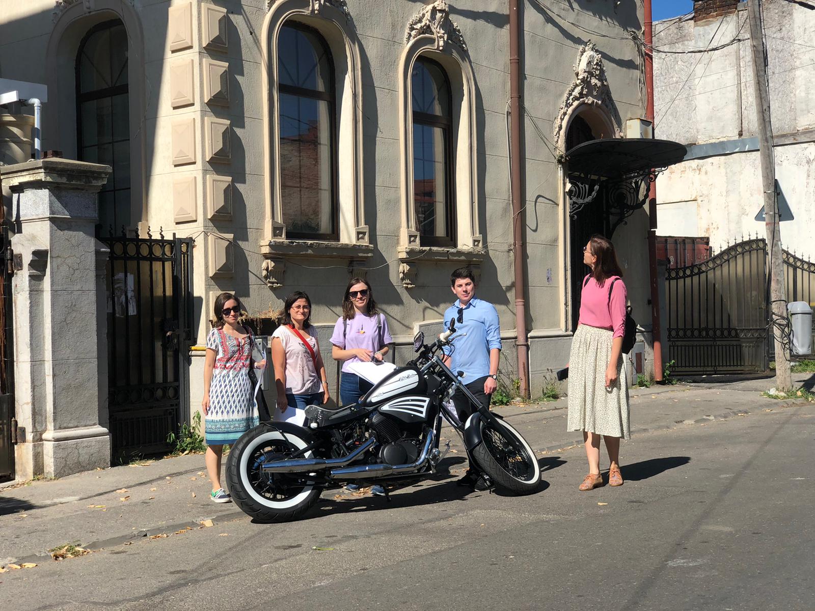 Vânătoarea de comori în București. Tineri care au scotocit orașul chiar înainte de scenariul roșu