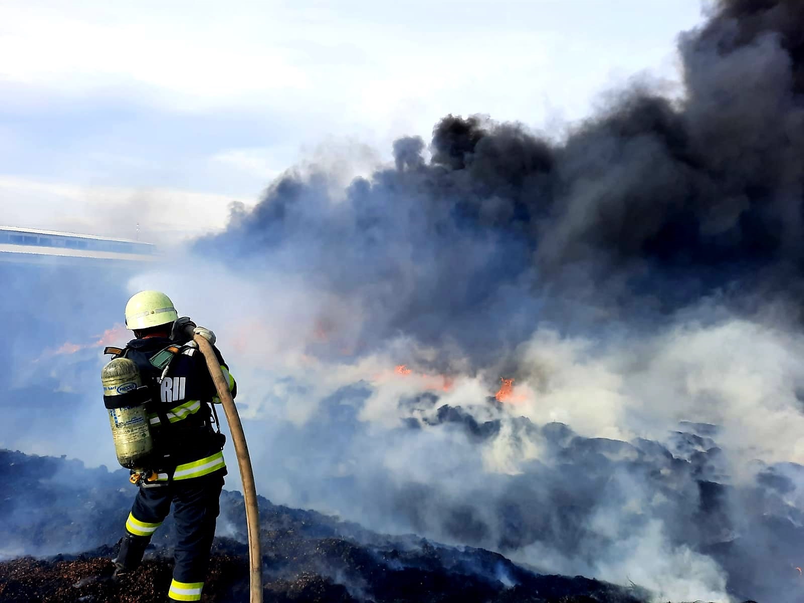 FOTO. Incendiu cu degajări mari de fum în Giurgiu. A fost sesizată Garda de Mediu