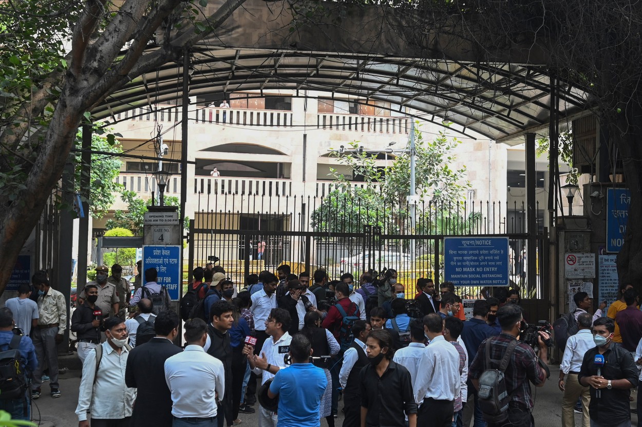 Gangster notoriu asasinat chiar în sala de judecată, în Delhi, de doi bărbați care s-au dat drept avocați