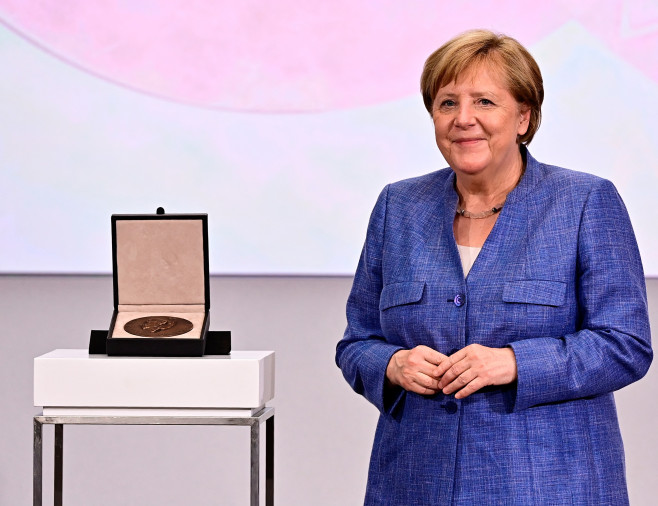 merkel-costum-profimedia.jpg22