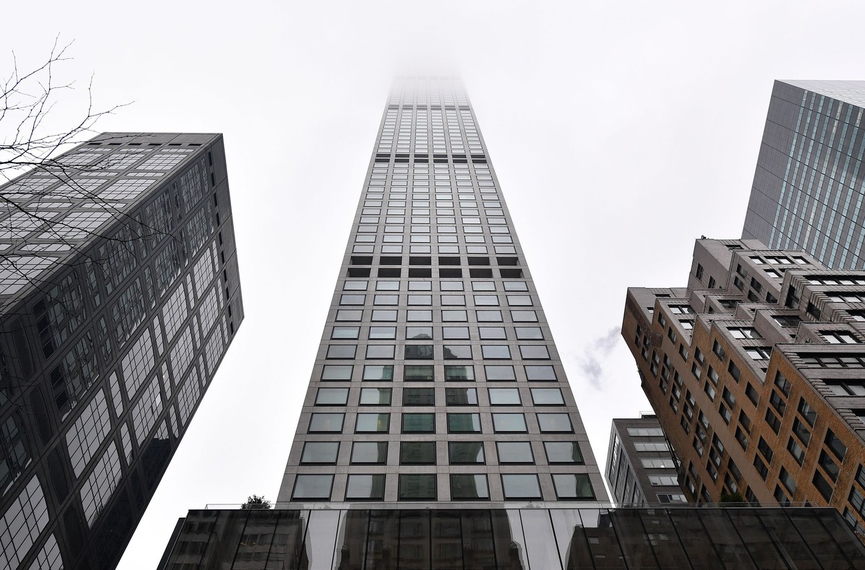 Miliardarii care au plătit zeci de milioane de dolari pentru apartamente de lux în New York se plâng de inundații și lifturi defecte