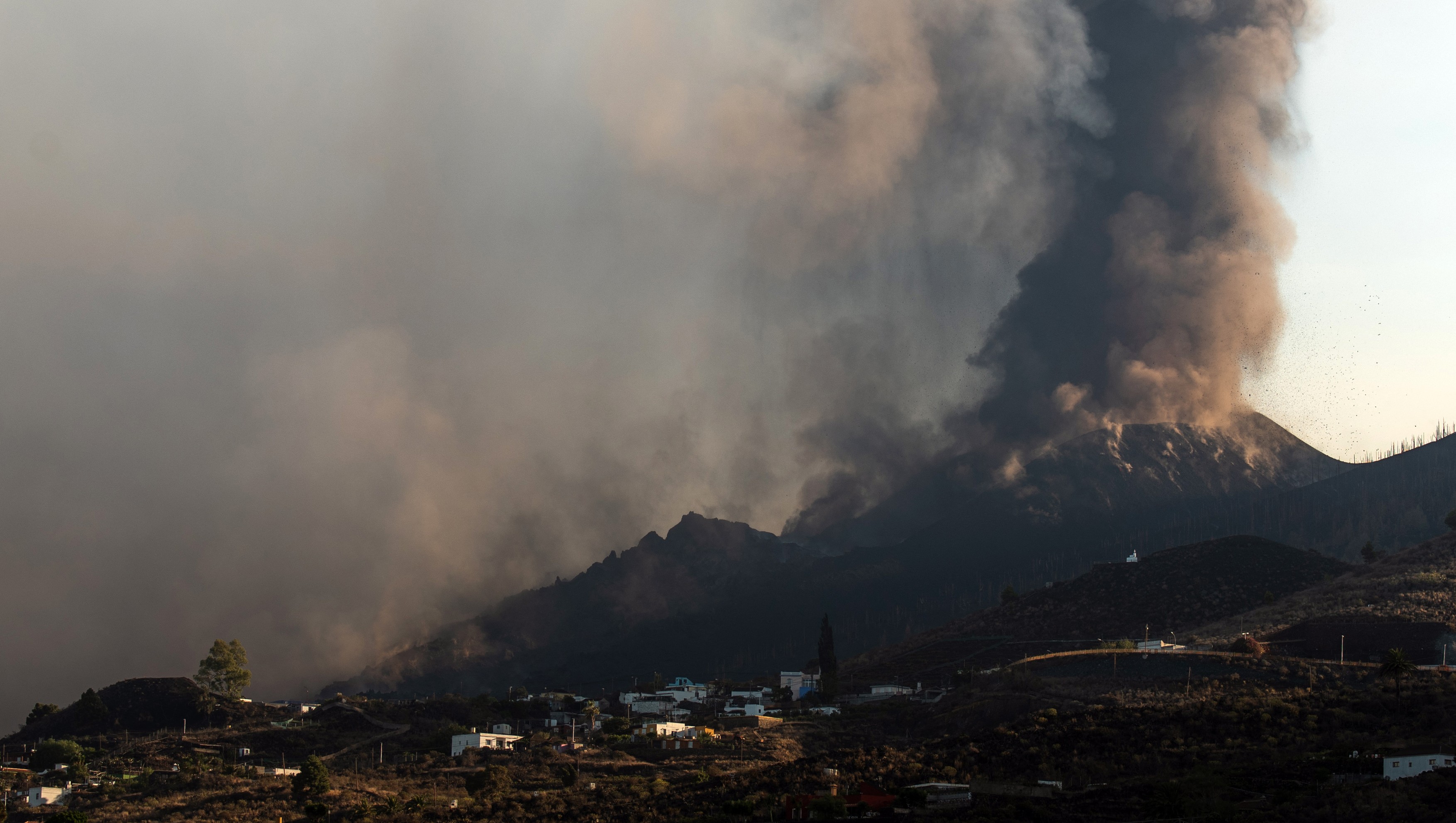 Vulcanul din La Palma a intrat în cea mai explozivă fază, aeroportul a fost închis. Oamenii, avertizați să nu revină după bunuri