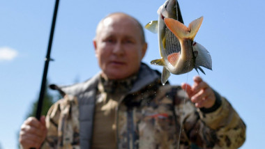 Președintele Rus Vladimir Putin a fost fotografiat în timp ce era în vacanță în Siberia, la pescuit.