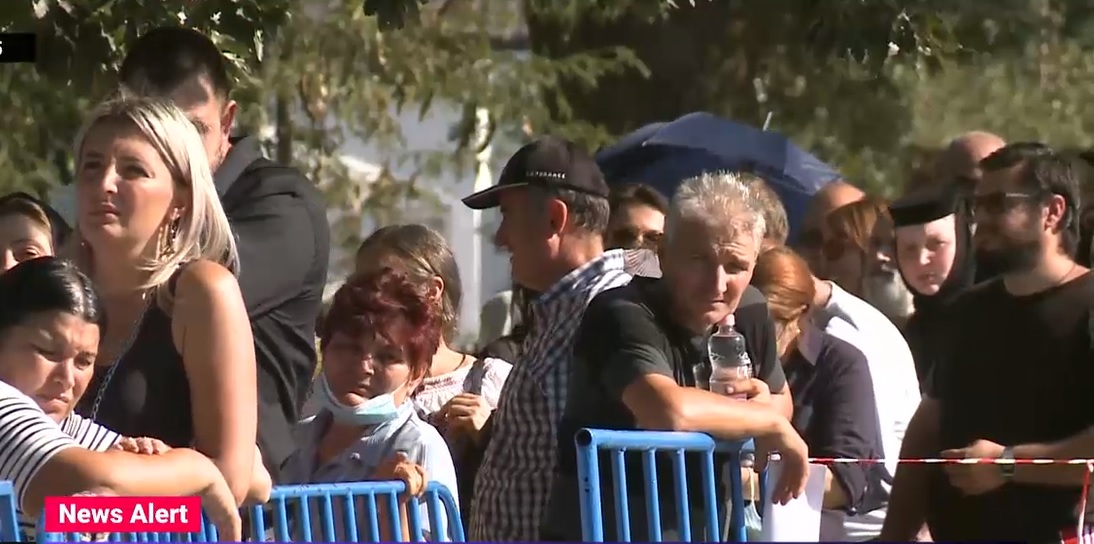 VIDEO. Îmbulzeală la moaște în județul Teleorman. Enoriașă fără mască: „Nu se lipește. Nici nu te îmbolnăvești. Te ține sănătos”