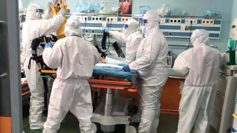 medici in combinezon la UPU spitalul pantelimon, cu un pacient covid in stare grava