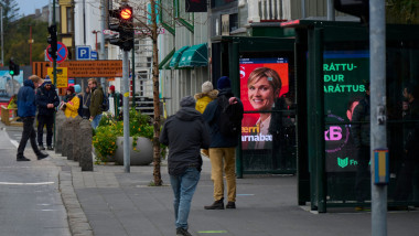 Imagine sugestivă din 25 septembrie 2021 cu afișe electorale dintr-o stație de autobuz din capitala Islandei, Reykjavik.